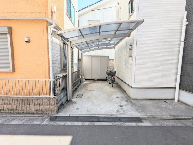 葛飾区立石３丁目の戸建の駐車場|カーポート付の駐車スペース、ほとんどの車が駐車可能です