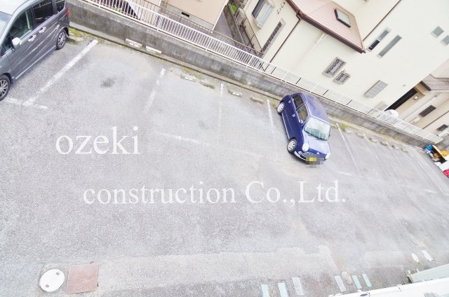 アプローズ越谷の駐車場