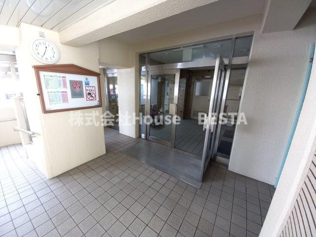 上高丸北住宅のエントランス