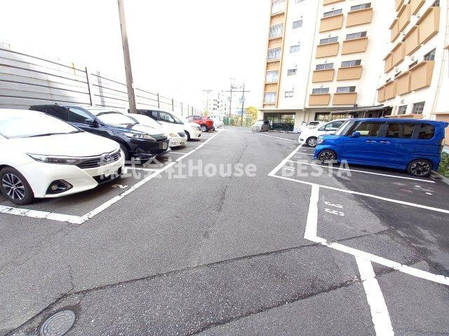 上高丸北住宅の駐車場