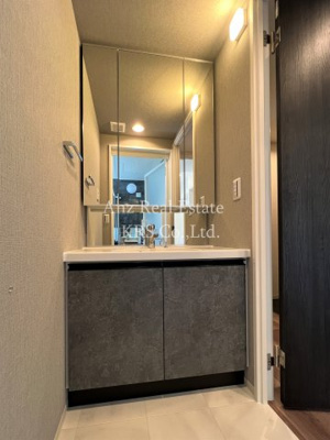 【独立洗面台】 | シーズンフラッツ阿波座 | 三面鏡にシャンプードレッサー！嬉しい設備！