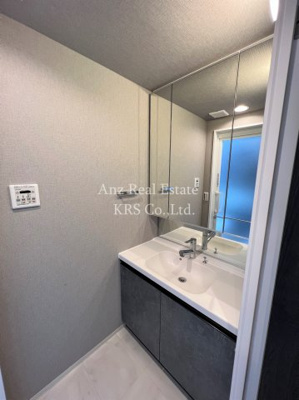 【洗面所】 | シーズンフラッツ阿波座 | 三面鏡にシャンプードレッサー！嬉しい設備！