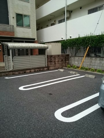 カーサ・ポポラーレの駐車場