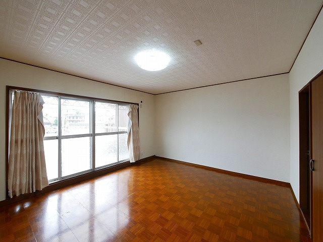 南袋町戸建の内装|明るい室内です