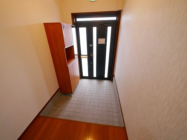 南袋町戸建の玄関|収納もある玄関です