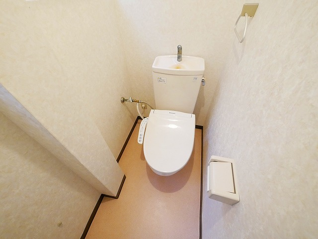 南袋町戸建のトイレ|ゆったりとした空間のトイレです