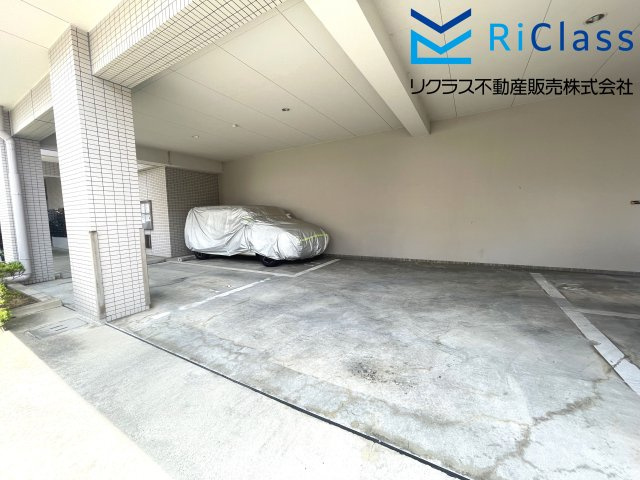 ライオンズマンション西舞子の駐車場