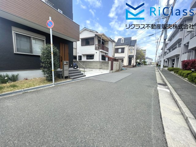 ライオンズマンション西舞子の周辺|マンション前の道路です