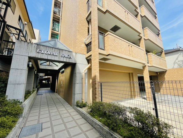 グローバル嵯峨のエントランス