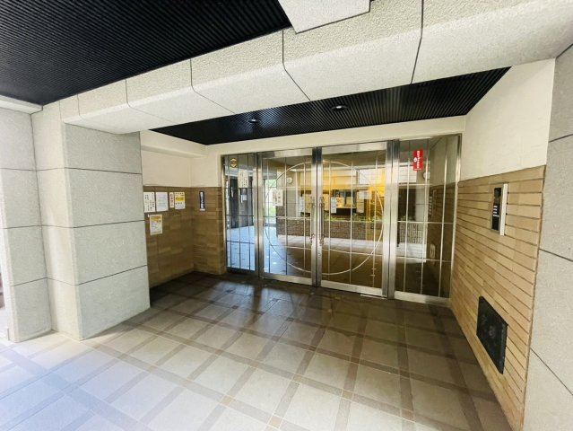 グローバル嵯峨のエントランス