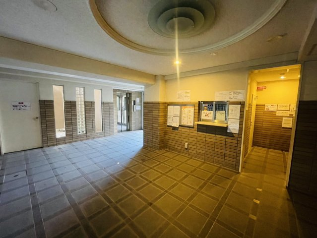 グローバル嵯峨のエントランス