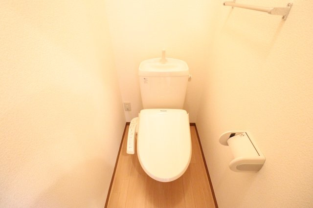 ウェストウィングのトイレ|落ち着いた色調のトイレです