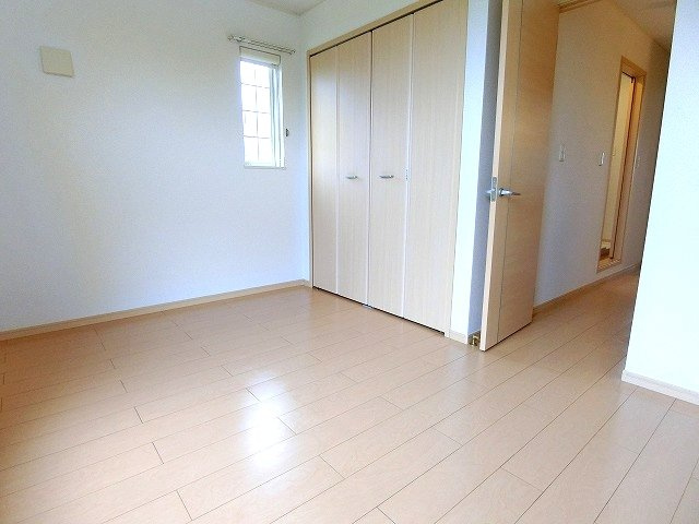 グランサンセールの寝室|※今回募集のお部屋に小窓はありません。