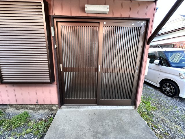 小林兼一貸家の玄関