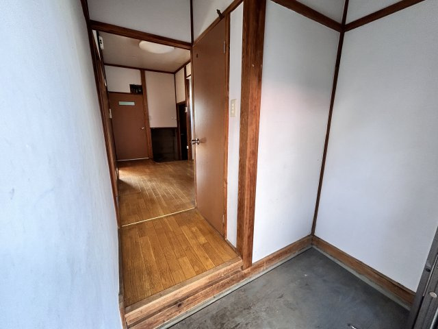 小林兼一貸家の玄関