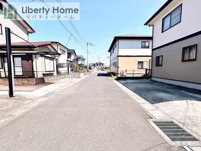 阿見町岡崎３丁目　中古戸建の前面道路含む現地写真