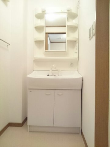 ルート３＆カーサⅡの洗面所|明るい洗面所です