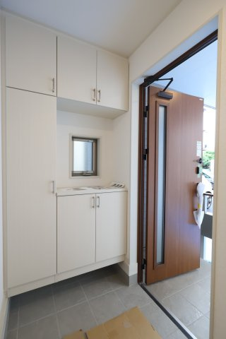 《仲介手数料無料》浦和区大東２丁目11-44新築一戸建ていろどりアイタウンの玄関|撮影日 2025年10月16日 13:30 曇り