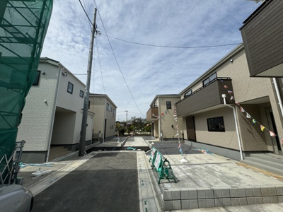 【前面道路含む現地写真】 | 三郷市上口１丁目新築戸建【彦成小学校：9分】 | 北側前面道路