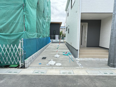 【駐車場】 | 三郷市上口１丁目新築戸建【彦成小学校：9分】 | 5号棟駐車スペース・縦列２台駐車可