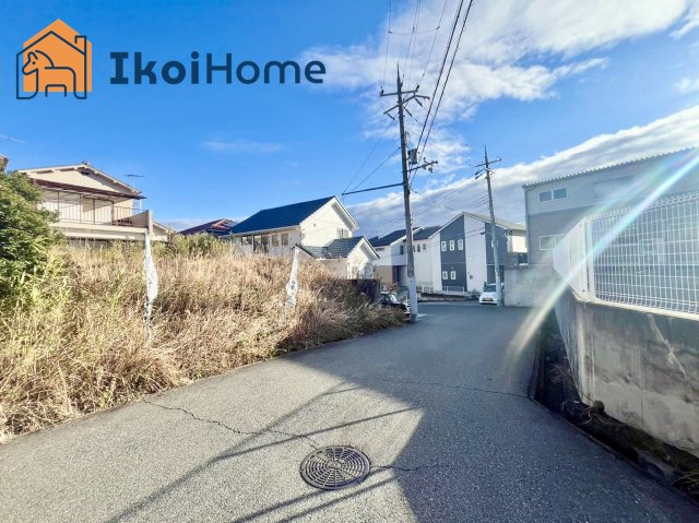 神戸市西区白水１丁目の前面道路含む現地写真|●資料・カタログのご請求無料●現地見学可能●接道する道路は幅6mと広く、運転もしやすいだけでなく、交通量も少ないため子供も安心して生活できます。