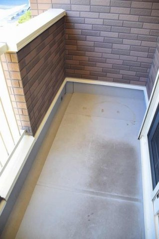 クレセントＳＡＴＯのバルコニー|外からの目が気にならないバルコニーで洗濯物が干せます