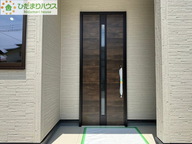 蓮田市桜台　新築一戸建て　リーブルガーデン　01のエントランス|雨の日も安心な玄関ポーチ！
宅配荷物の受け取りもラクラクです☆彡