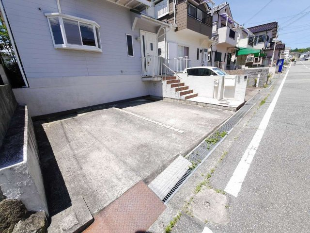 東大池１丁目中古戸建（白）の駐車場|◇並列２台可能♪