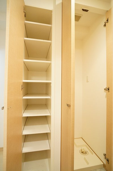 エスティメゾン亀戸の玄関|玄関には奥行きのあるシューズＢＯＸと扉のある洗濯機置場があります♪