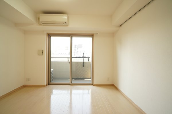 エスティメゾン亀戸の居間・リビング|北向きですが、前面が抜けているので明るい♪