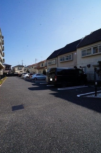 ハイエスト　クレディアの駐車場