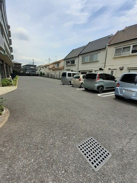 ハイエスト　クレディアの駐車場