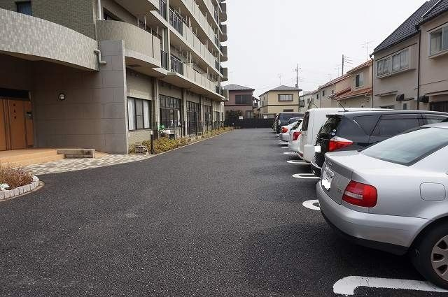 ハイエスト　クレディアの駐車場