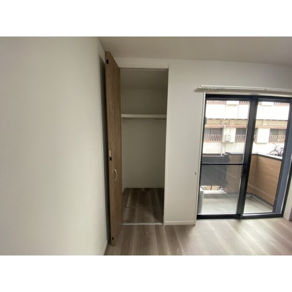 ALEGRIA寝屋川平池町の収納|同建物反転タイプの室内写真