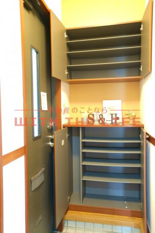 スリーゼ【キャッシュバック対象】の玄関|収納もある玄関です