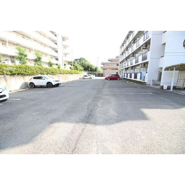 神戸市西区北別府４丁目の賃貸マンションの駐車場