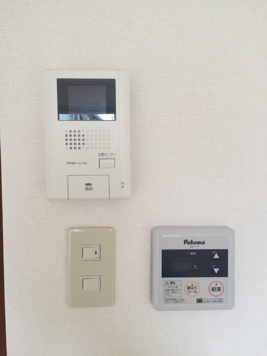 アバンティ江俣 Ⅱの設備|給湯器リモコンとモニター付きインターホン