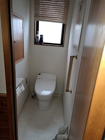 坂戸市伊豆の山町中古戸建のトイレ|窓からの明かり、収納棚も便利です。