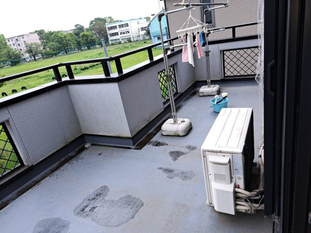 坂戸市伊豆の山町中古戸建のバルコニー|広々バルコニー便利です。