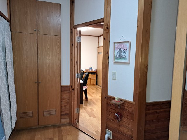 坂戸市伊豆の山町中古戸建の玄関