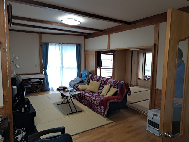 坂戸市伊豆の山町中古戸建の居間・リビング