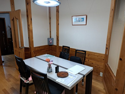 【居間・リビング】 | 坂戸市伊豆の山町中古戸建 | ゆったりとお食事の時間を。