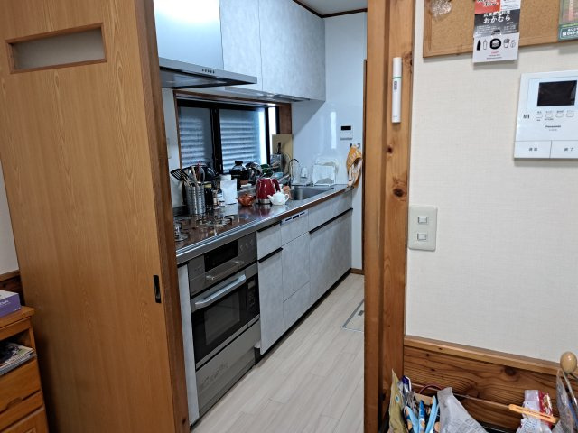 坂戸市伊豆の山町中古戸建のキッチン|食器洗浄付、窓もあり明るさと換気もでき、使い勝手の良いキッチンです。