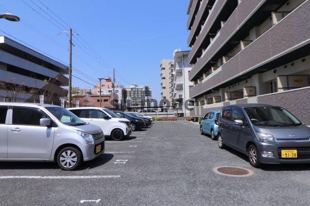 シャルム・Fの駐車場