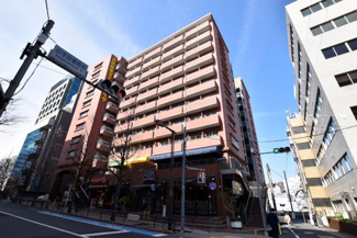 【外観】 | 青空によく映える建物です。手入れの行き届いた外壁やマンション正面エントランスなど、綺麗な姿をぜひ一度、現地にてご覧ください。～即日のご見学可能～　お問合せはお気軽にどうぞ。