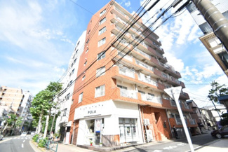 【外観】 | 手入れの行き届いた外壁やエントランスなど、「見ればわかる」レベルで清潔感を保ったマンションです。築年数を感じさせない姿で皆様をお出迎えします。～即日のご見学可能～　お問合せはお気軽にどうぞ。