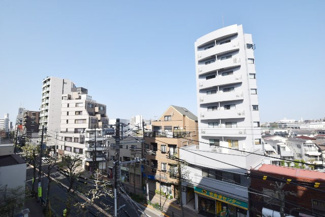 【展望】 | 眼前に広がる空の雄大さと、このお部屋の自慢の一つである「眺望」をご覧ください。毎日、この景色を独り占めできる新生活に夢が広がります。～即日のご見学可能～　お問合せはお気軽にどうぞ。
