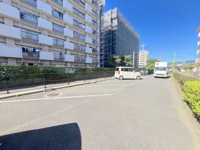 花鶴丘団地４号棟の駐車場