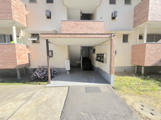 花鶴丘団地４号棟のエントランス