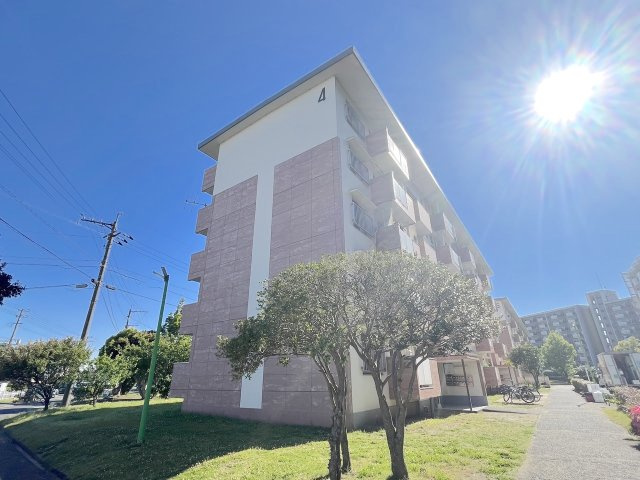 花鶴丘団地４号棟の外観